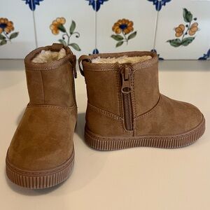 Cutest little TODDLER booties. Size 5. Cat & Jack.